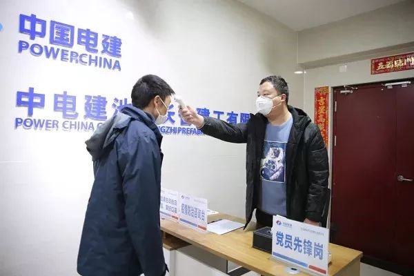永遠(yuǎn)沖鋒在前，我們的抗疫答卷.jpg